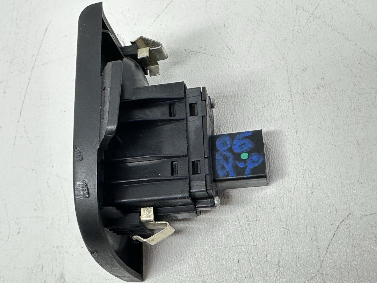 T503179 2003-2012 Maserati Quattroporte Rear Window Switch Control LH 11501  OEM