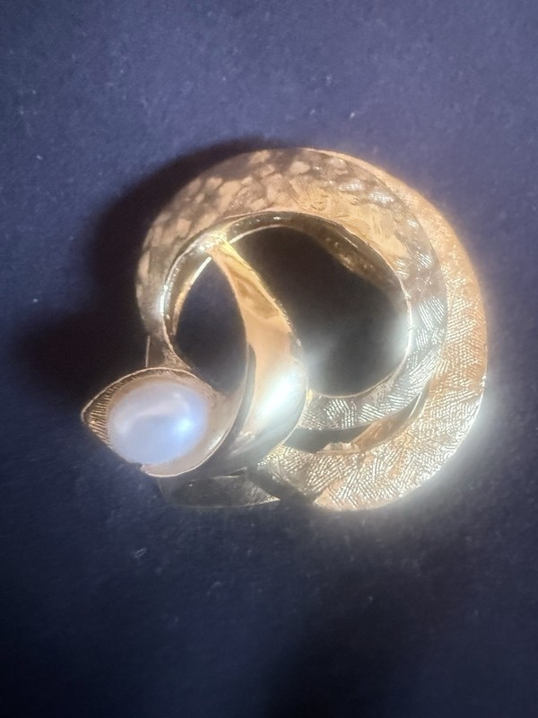 Lieba USA Vintage Gold Tone Swirl Faux Pearl Scarf Clip Accessory