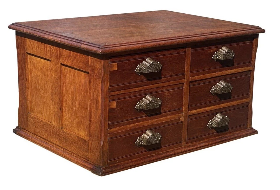 АНТИКВАРНЫЙ НАСТОЛЬНЫЙ КАРТОТЕЧНЫЙ ШКАФ 19-ГО ВЕКА ИЗ ТИГРОВОГО ДУБА С 6 ЯЩИКАМИ / КАТУШЕЧНЫЙ ШКАФ - Изображение 3 из 4