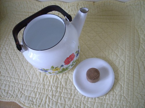Vintage Enamel 3-Cup Tea Pot - Picture 6 of 7