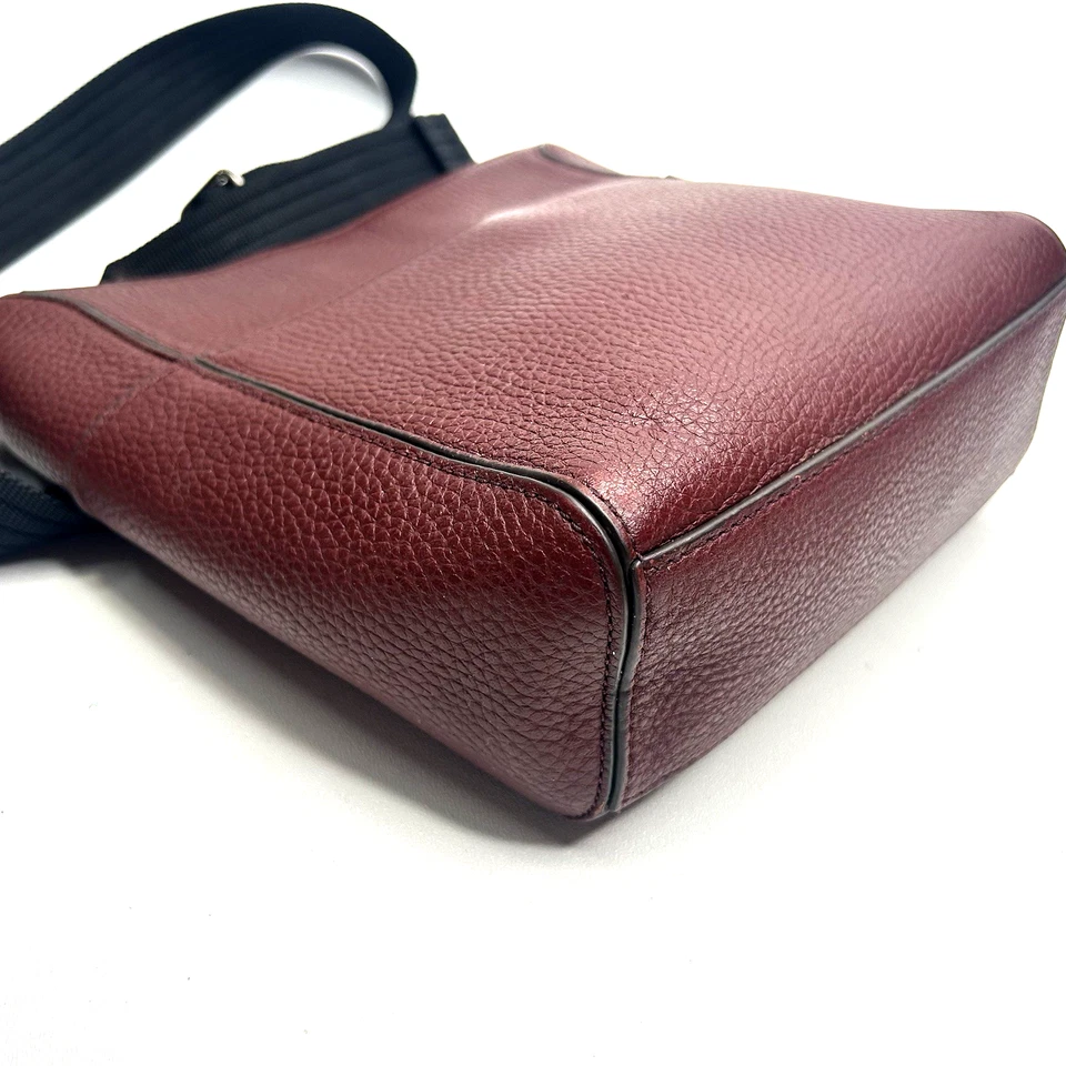 Bolso Bandolera Pequeño de Cuero Caoba TREASURE BOND Foto 4 de 4