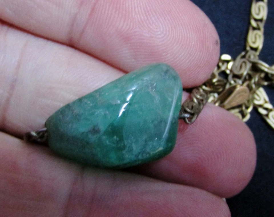 Collana in vetro naturale smeraldo e argento 925 con bagno in oro 18 carati. - Immagine 4 di 4