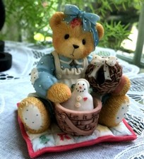 CHERISHED TEDDIES - SUZANNE - HOME SWEET COUNTRY HOME - QUILT W/WREATH/ PRESENT