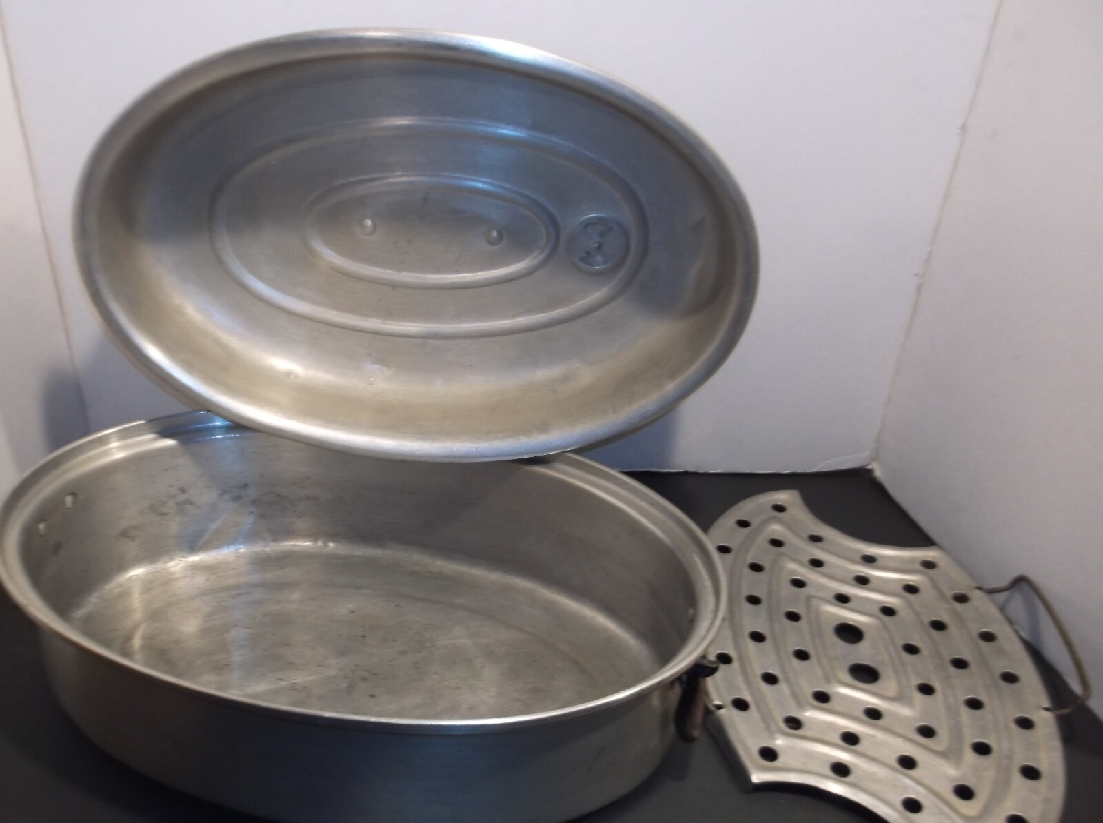 VINTAGE MIRRO ALUMINUM ROASTING PAN  W/Vented Lid & Trivet  Oval 15"
