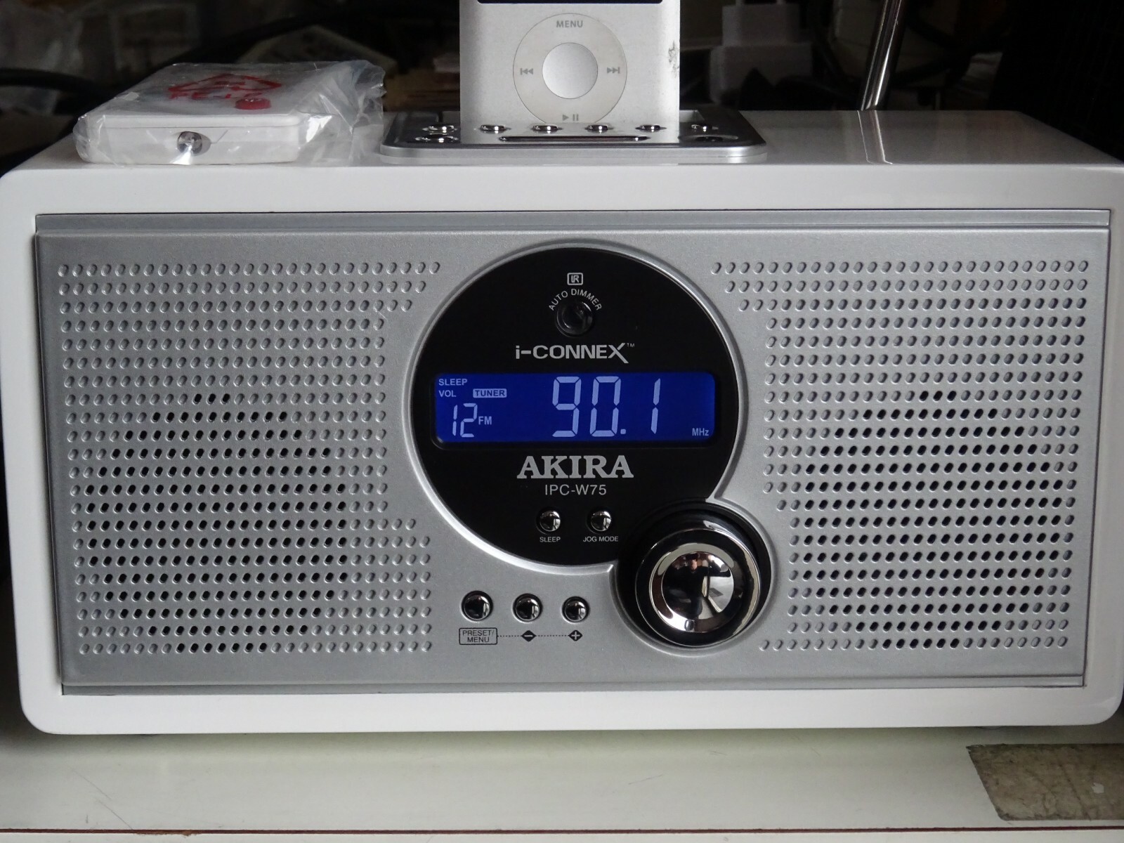Radio-Réveil iPod Akira IPC-W75 avec Station d'Accueil et Écran LCD Blanc