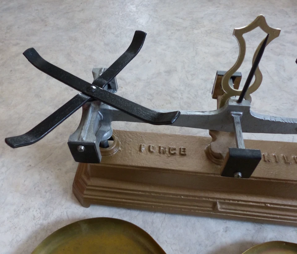 Ancienne balance force 5kg ROBERVAL rénovée avec plateaux laiton - Photo 4/4