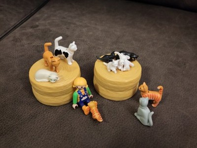 Playmobil Katzen mit zwei Strohballen und einer Figur