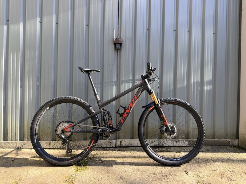 Pivot Mach 4 SL Large Full Suspension Mountain Bike