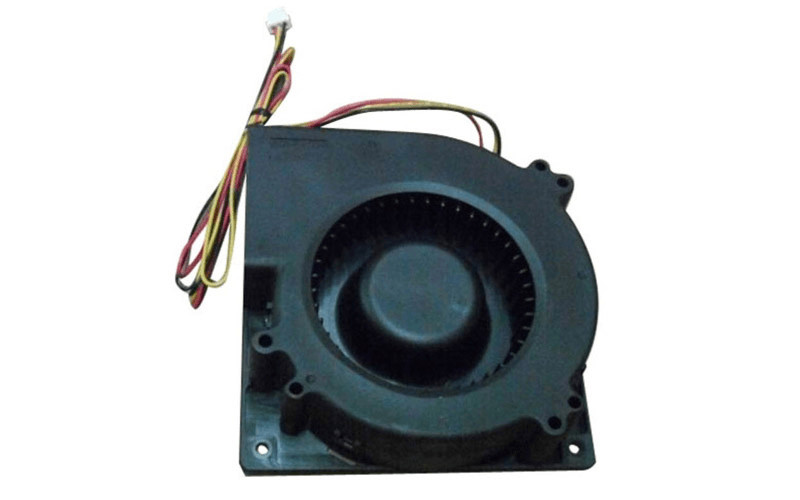 Moteur de ventilation Beko 164900003 pour réparer une table de cuisson bruyante ou en panne