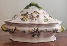 Moustiers, superbe légumier à décor de fleurs de Montpellier, 18ème