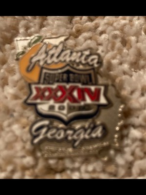 Vintage SUPER BOWL XXXIV 34 LOGO & DATE Enamel LAPEL PIN Atlanta ST. LOUIS RAMS