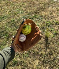 EUC. MIZUNO MAX FLEX, STEER-HIDE BASEBALL / SOFTBALL GLOVE.  R-throw.