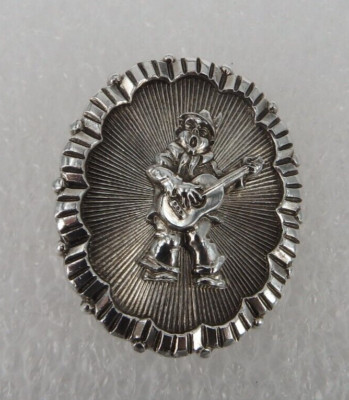Neugablonz Dieter Knobloch: Brosche mit Relief Musiker mit Gitarre 1960 (113244)