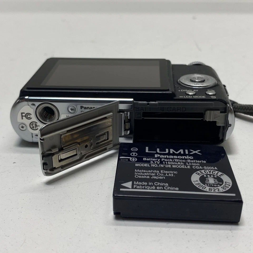 Panasonic LUMIX DMC-FX07 7.2MP Compact Digital Camera - Image 3 of 4