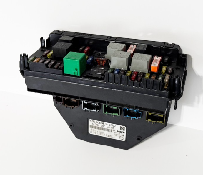 2010 Mercedes C300 C350 C63 Front SAM BCM Fuse Box A 204 900 96 01