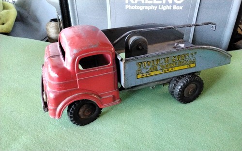 Structo Toys 1950s Vintage Toyland Garage Wind-Up Wrecker Tow Truck