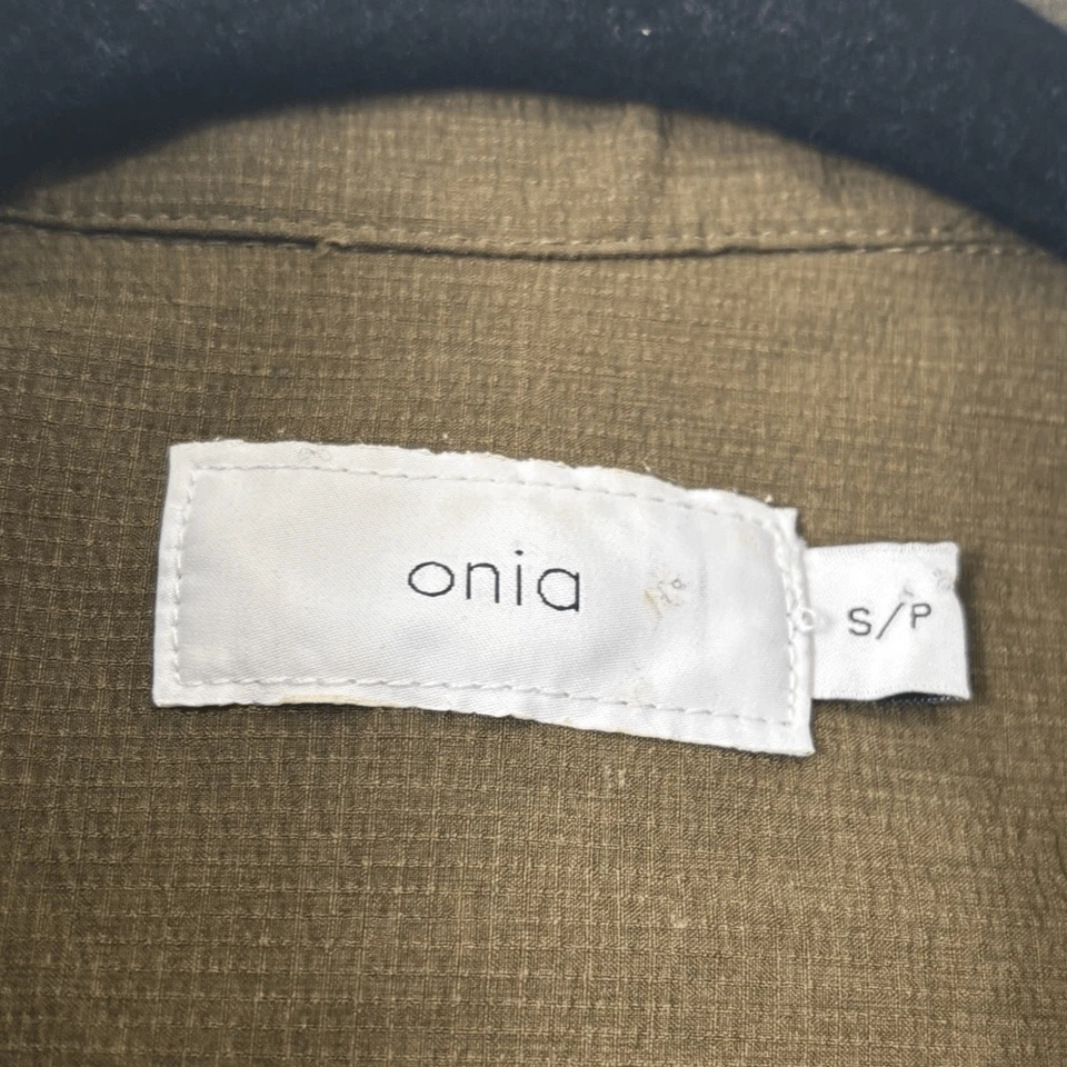 Camisa pequeña con botones verde oliva Onia para hombre Foto 2 de 4