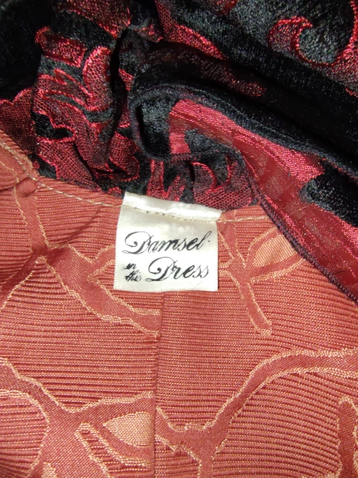 Damisela en este Vestido Corsé con Capucha Rojo Tapiz Brocado Mediano Foto 2 de 4