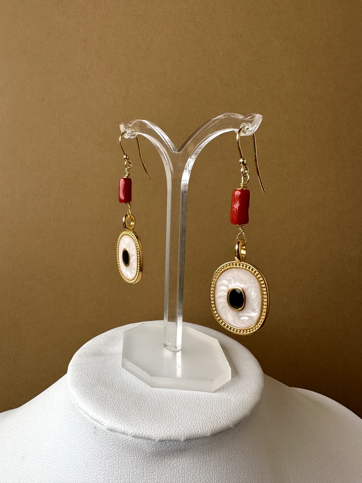 Orecchini in argento 925, vero corallo rosso mediterraneo e zamak laccato a mano - Immagine 2 di 4