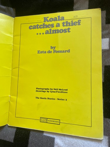 ESTA DE FOSSARD. KOALA CATCHES A THIEF ....... ALMOST. PAPERBACK. 1983 - Picture 2 of 7