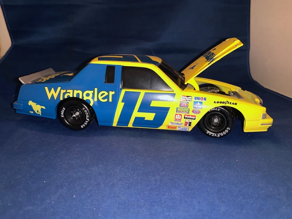 NASCAR DIECAST ESCALA 1:24 #15 DALE WANHARDT WRANGLER LE 1982 en caja original Foto 2 de 4