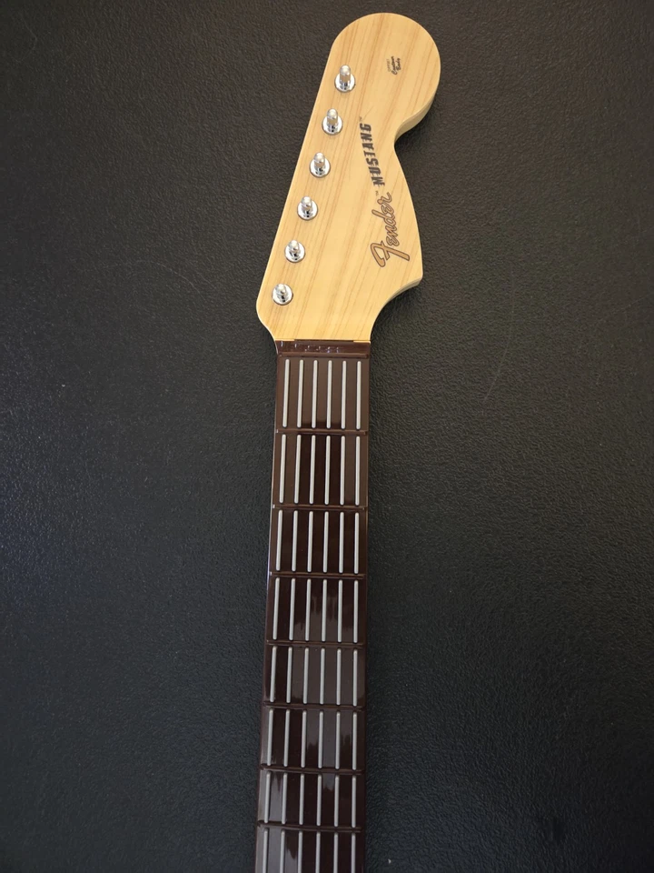 Guitarra RockBand 3 Inalámbrica Stratocaster Fender Mustang Xbox 360 Sin Cubierta de Batería Foto 3 de 4