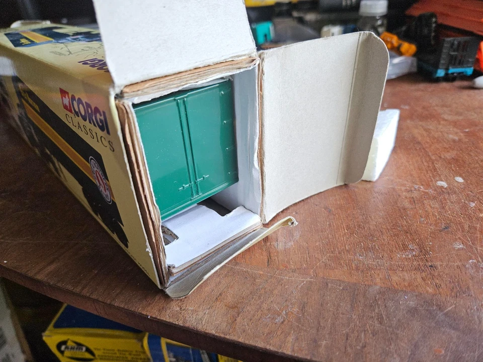 CORGI, 1 64TH GREAT NORTHERN FREIGHT TRUCK AND TRAILER, BOXED, NOS - Image 4 of 4