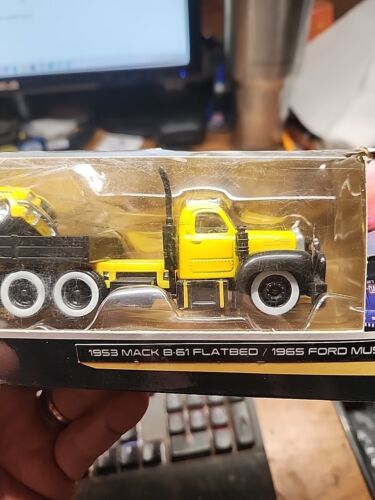 MAISTO Design Elite Transport 1953 Mack B61 Flatbed + 65 Ford Mustang 1:64 NEW - Picture 3 of 8