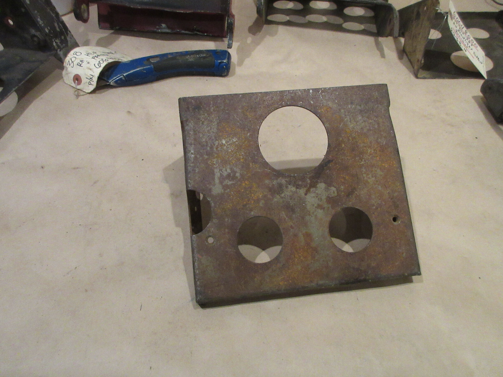 Ferrari 208,308,328 RH Headlight Motor Support Bracket - P/N 60648000