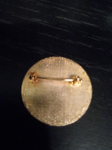 Broche redondo D grabado en tono dorado vintage con monograma prendedor inicial - Imagen 2 de 2