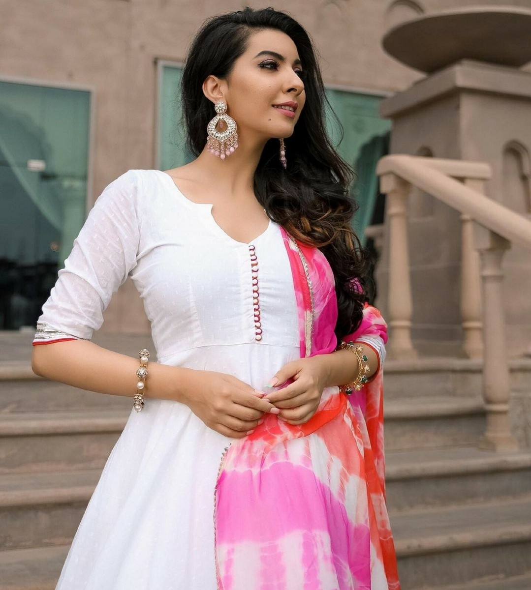 Off White Straight Kurti With Pants And Pink Leheriya Dupatta at Rs 2500.00  | Kurti Pant Set | ID: 2850360868912