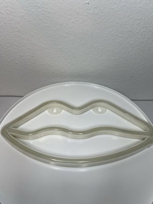 White Lips Neon Night Light Battery Powered Wall Mounted Decorative Accent Lamp