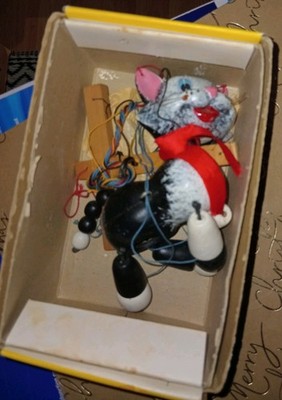 Pelham Puppen - Phönix die Katze....in seiner großen roten Schleife..und Box