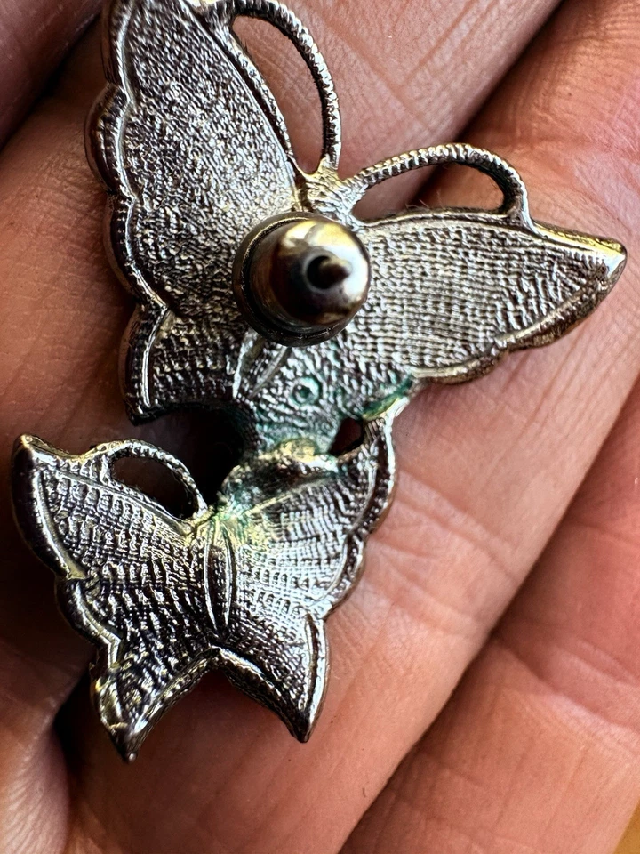 Pendientes Doble Mariposa Texturizados Tono Plata Esmalte Crema Foto 4 de 4