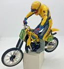 45729 MOUNTED PLASTIC MODEL / SUZUKI 250 RM CAMEL CHALLENGE + DRIVER N°21 1/9
