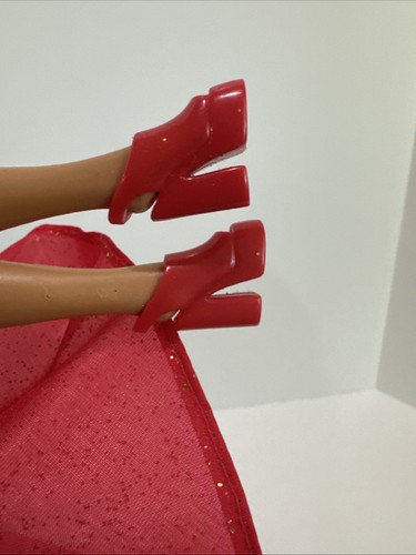 Vintage Barbie Singing Holiday Brandy/Moesha Puppe mit rotem Glitzerkleid und Schuhen - Bild 13 von 13