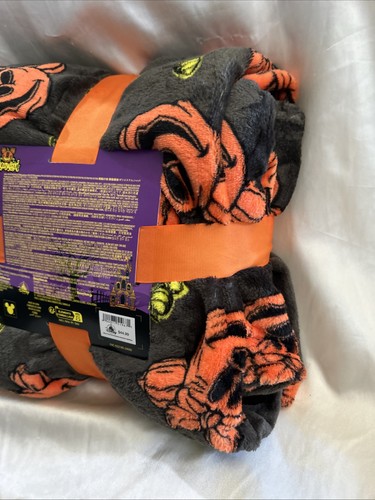 NUOVE ETICHETTE 2024 HALLOWEEN DISNEY STORE 50x60 COPERTA ZUCCA SOFFICE TOPOLINO/MINNIE - Foto 9 di 11