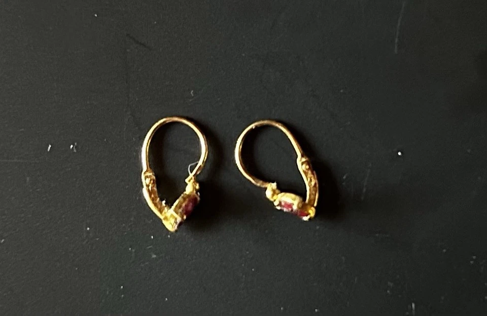 BOUCLES ANCIENNES DORMEUSES OR 18K ET DEUX RUBIS SUR CHACUNE TBE - Photo 2/4