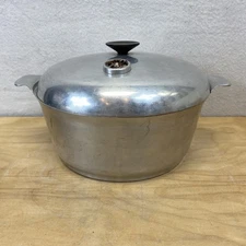 vintage Cast Aluminum 6 Quart Dutch Oven / Stock Pot /Roaster with Lid And Rack