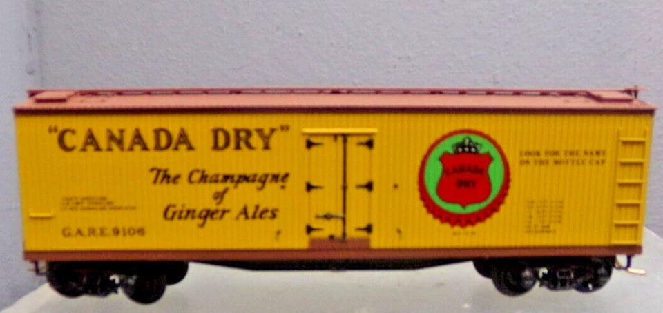 MICRO-TRAIN LINE N-SCALE 40' DOUBLE WOOD SHEATHED BILLBOARD REEFER CANADA DRY - Image 3 of 4