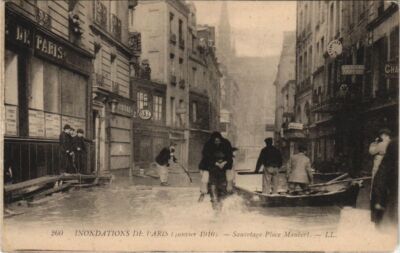 CPA Inondation 1900 PARIS Place Maubert Sauvetage FRANCE (990817)