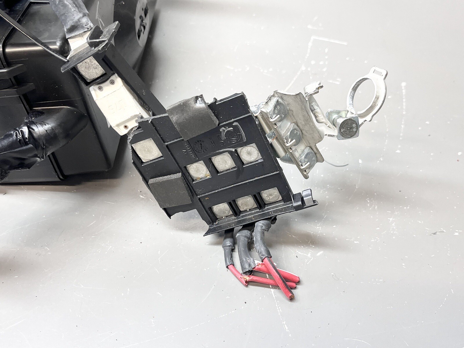 ⭐️2014-2017 Maserati Ghibli Rear Fuse Relay Box Distribution Junction Box OEM