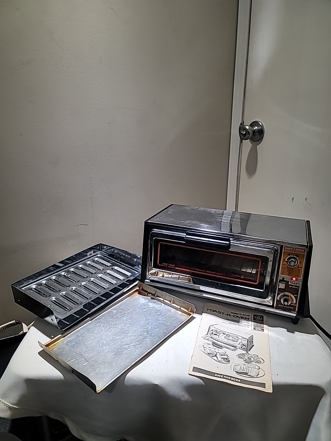 Vintage General Electric GE Bake Toast N' Broil Toaster Oven With Trays