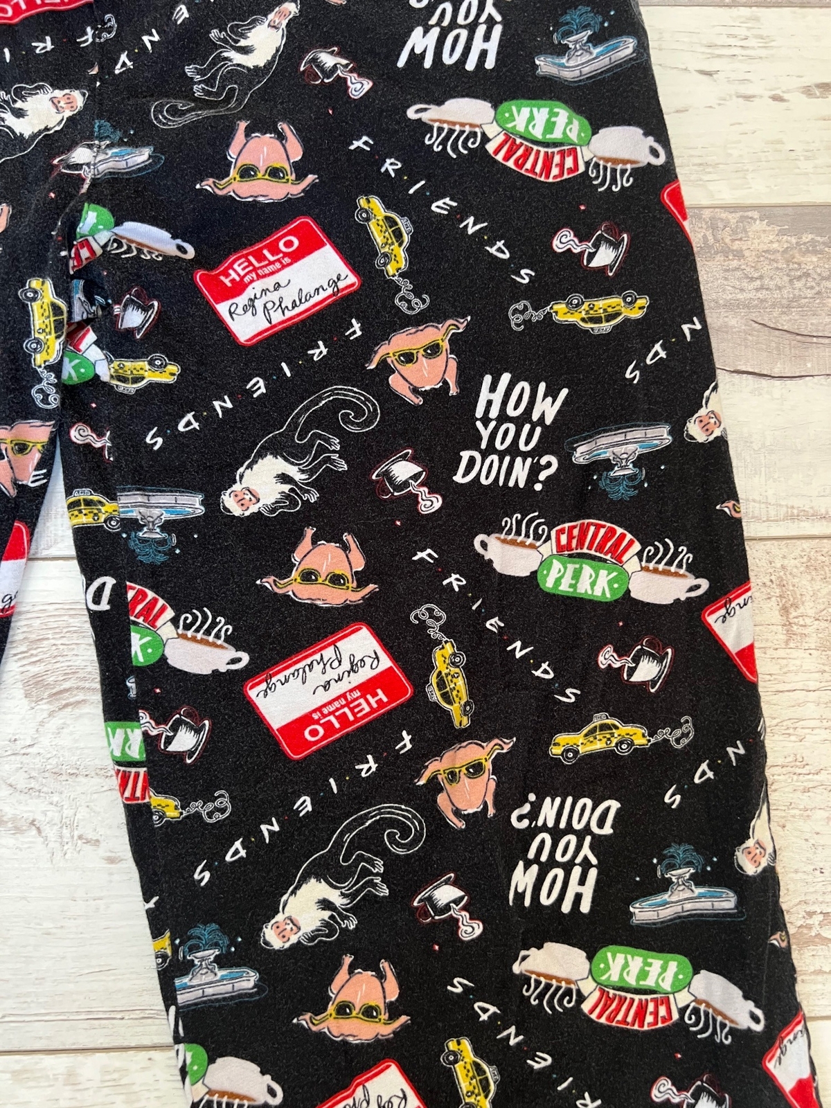 BoxLunch Friends Icons TV Show Black Pajama Pants Sle… Gem
