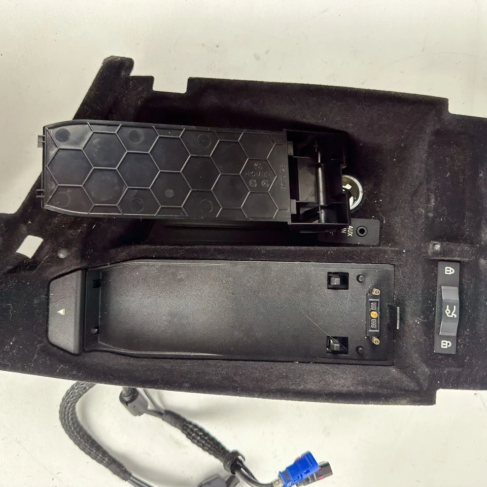 BMW 550I F10 2013 14-2015 consola central compartimento de almacenamiento enchufe USB auxiliar OEM Foto 4 de 4