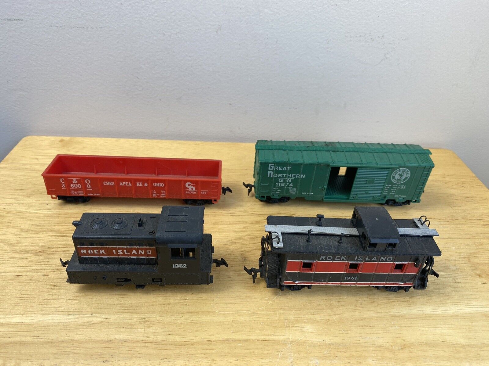 Marx Trains Lot Of 4 - Rock Island 1962 Switcher & 1961 Caboose And 2 Others
