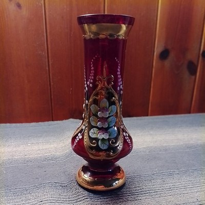 Eine Bohemia Rubinrote Glasvase mit Gold Emaille Handbemalt Blumen Vintage 14 cm