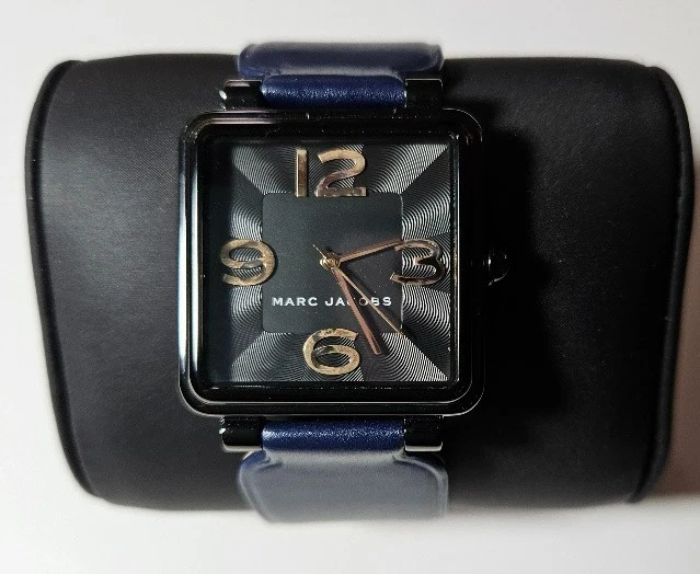 Часы MARC JACOBS квадратный циферблат - черный циферблат, темно-синий ремешок, золотые цифры - MJ1531 - Изображение 3 из 4