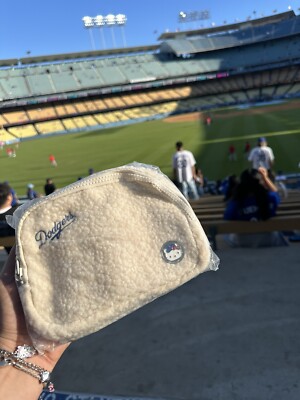 即発送入手困難 Hello Kitty クロスボディバッグ LA Dodgers 🎀💙🐱 Dodgers Hello Kitty Crossbody Bag SGA 8/05/25