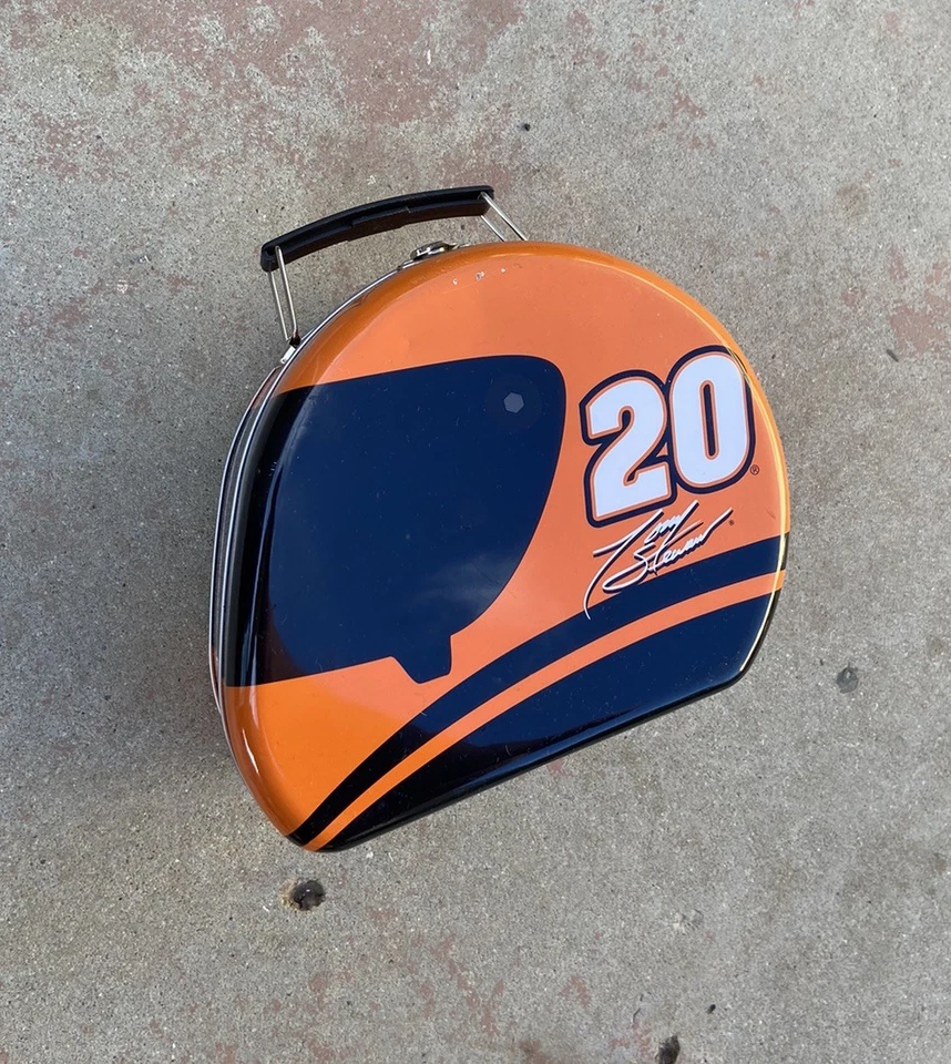 NASCAR Tony Stewart Fiambrera De Colección Casco Metal Raro Oficial Joe Gibbs Racing Foto 2 de 4